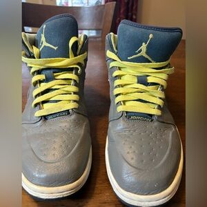 Jordan 1 Retro '97 TXT Pewter Electric Yellow Shoe.